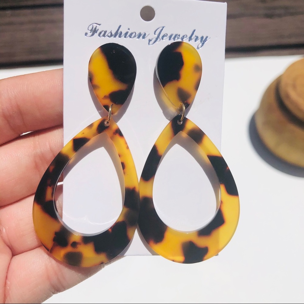 Tortoise Style Acrylic Earrings 2/$20 - Picture 4 of 5